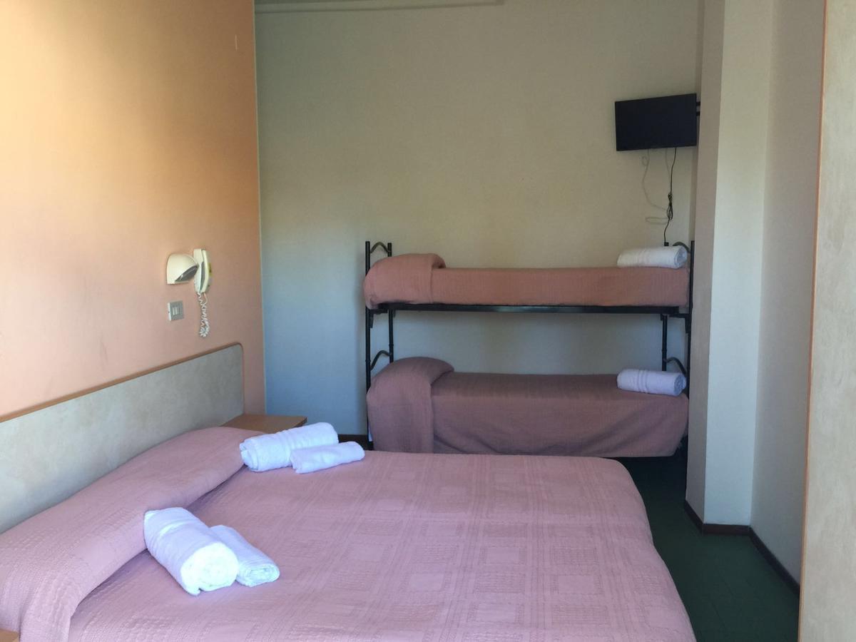 Hotel Bacco Rimini Buitenkant foto