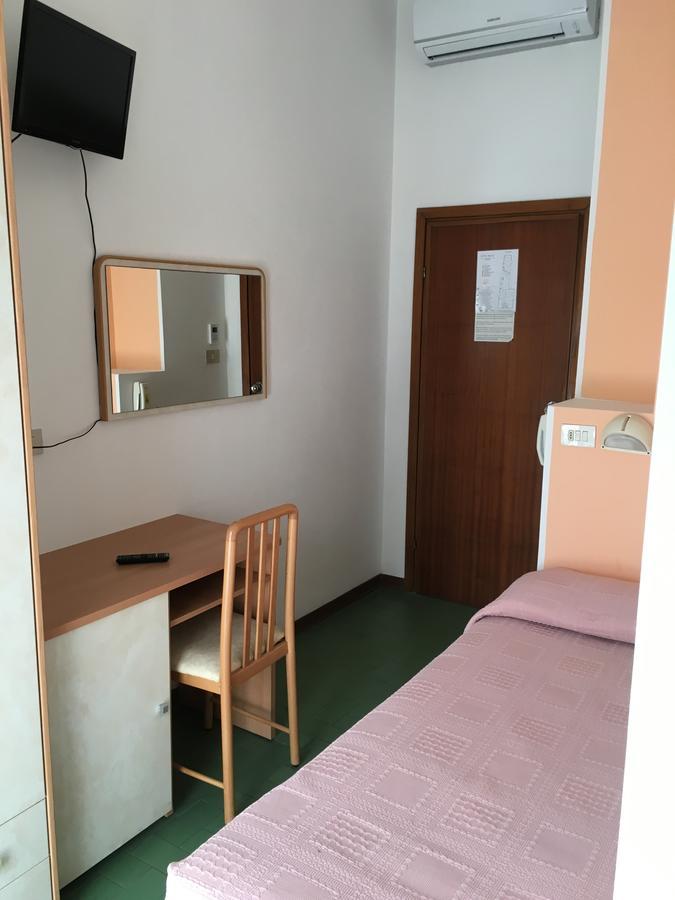 Hotel Bacco Rimini Buitenkant foto